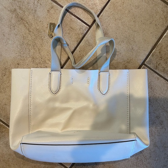 Coach cream leather tote carrying bag, base 13” & height 10” - Picture 3 of 9